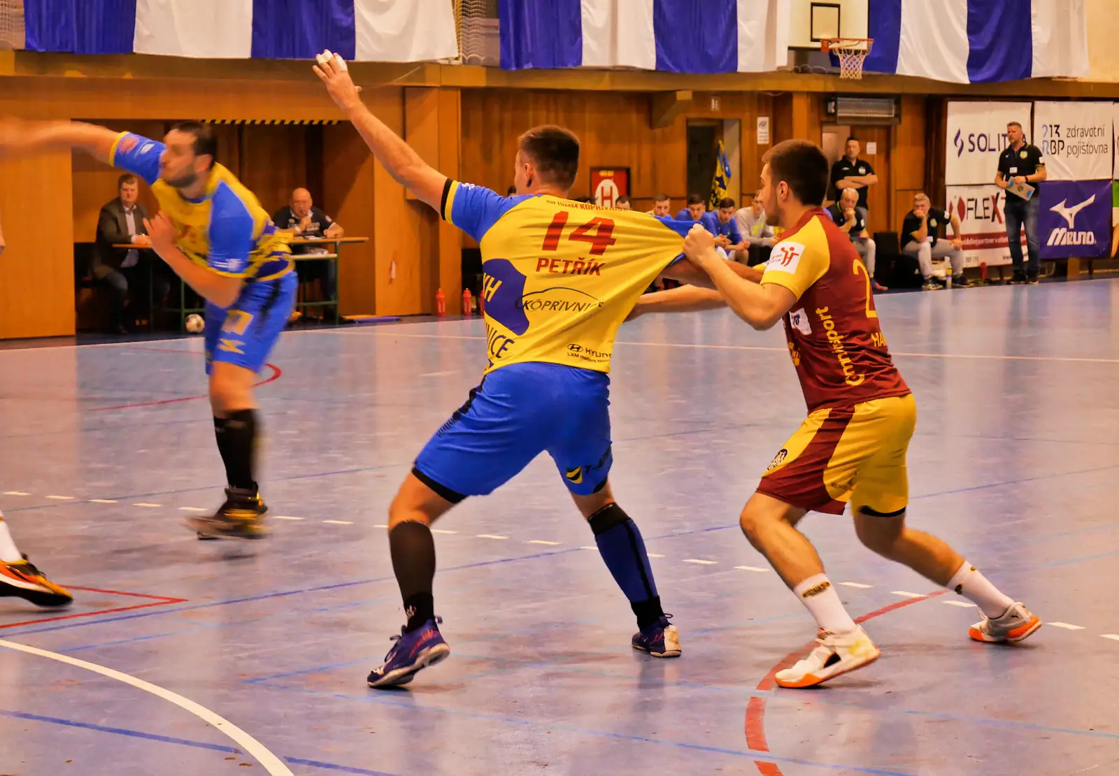 Handballspieler im Zweikampf.