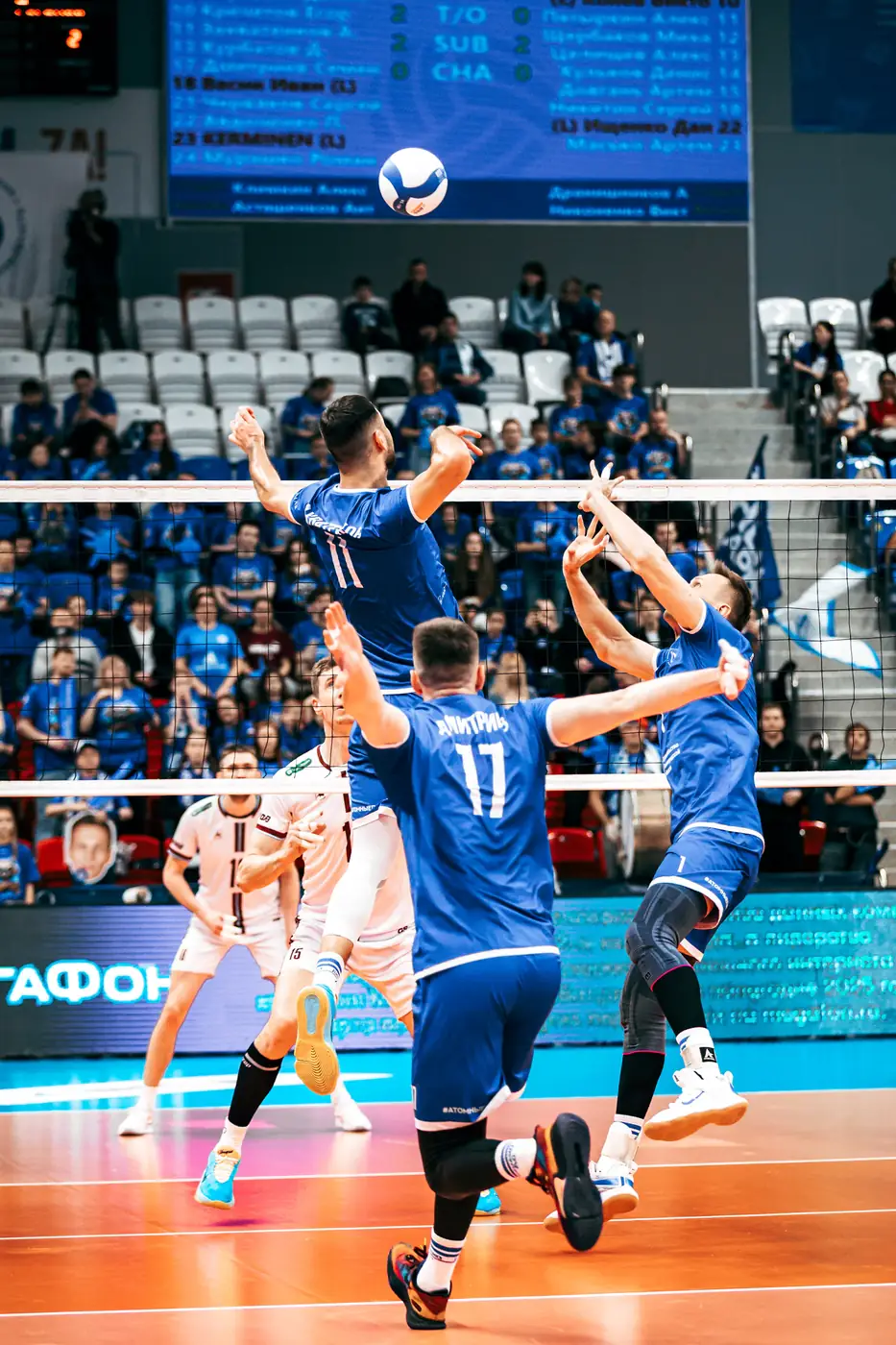 Volleyballspieler springen am Netz zum Block.